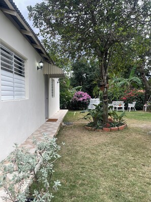 Terrace/patio - 3-bedroom house in lovely Moncion with AC, WiFi (Moncion)