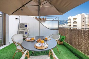 Outdoor dining - Modern 1-Br Steps from the Sea & Downtown (Marbella)