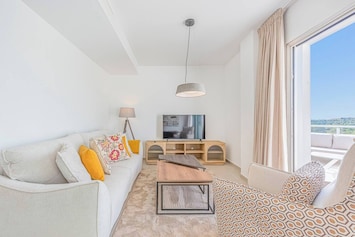Salón espacioso y luminoso, con sofá, SmartTV y acceso a la terraza. (1)
