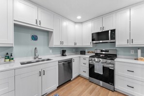 Fridge, microwave, oven, stovetop - NE Retreat, Close to Everything! (Minneapolis)