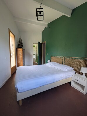 4 bedrooms, iron/ironing board, free WiFi, bed sheets - Family home between sea and hills - Charm, lemon trees & tranquillity (Menton)