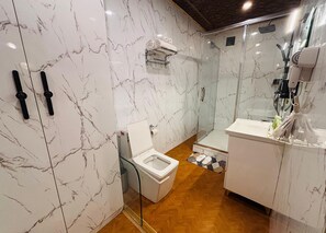 Luxury Double Room, Lake View | Bathroom | Combined shower/bathtub, hair dryer, towels, soap - Shabistan Premium Houseboats  (Srinagar)