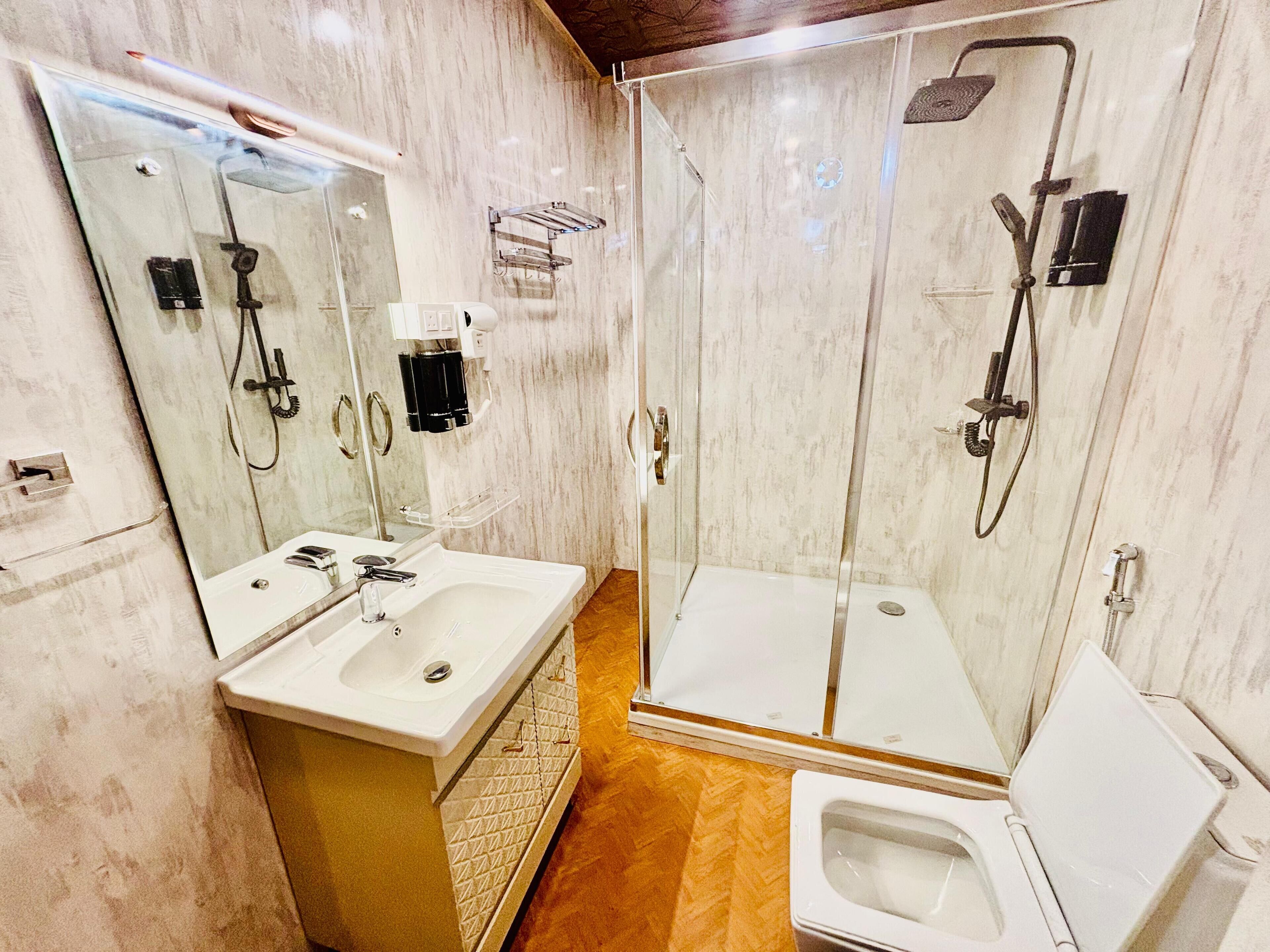 Combined shower/bathtub, hair dryer, towels, soap