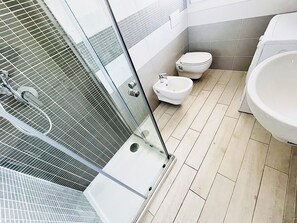 Dusche, umweltfreundliche Kosmetikartikel, Haartrockner, Bidet
