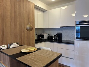 Mikrovågsugn, ugn, spishäll och diskmaskin