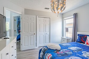 7 Schlafzimmer, Schreibtisch, Bügeleisen/Bügelbrett, Reisekinderbett