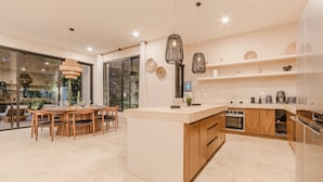Biệt thự Deluxe, ban công, quang cảnh hồ bơi | Bếp riêng | Tủ lạnh, lò vi sóng, lò nướng, bếp nấu 