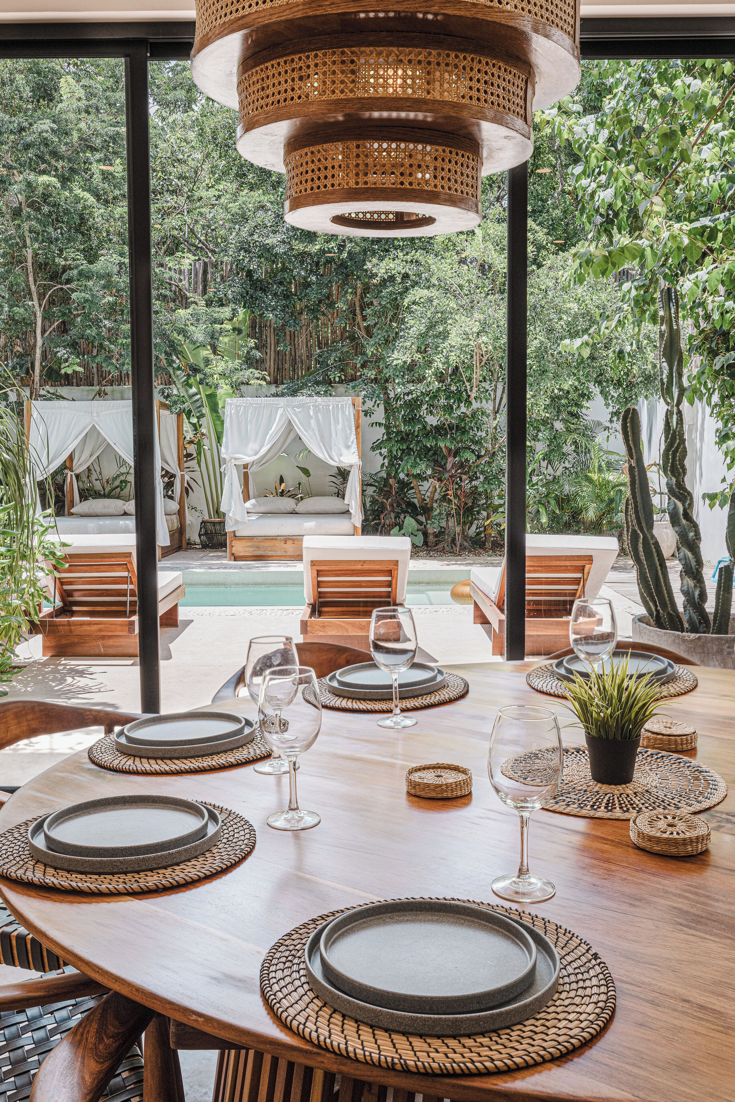 Deluxe-Villa, Balkon, Poolblick | Essbereich im Zimmer