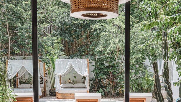 Biệt thự Deluxe, ban công, quang cảnh hồ bơi | Khu vực ăn uống tại phòng