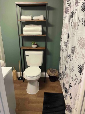 Séchoir à cheveux, serviettes fournies, savon, papier de toilette