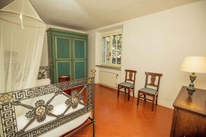5 bedrooms, iron/ironing board, WiFi, bed sheets