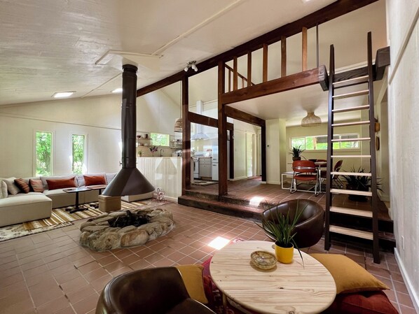 TV, fireplace - Triple Creek 3 bedroom Cabin near Mohican Park, Malabar Farms & Snow Trails (Bellville)