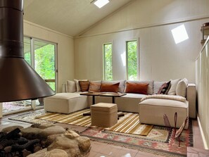 TV, fireplace - Triple Creek 3 bedroom Cabin near Mohican Park, Malabar Farms & Snow Trails (Bellville)