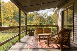 Terrace/patio - Triple Creek 3 bedroom Cabin near Mohican Park, Malabar Farms & Snow Trails (Bellville)