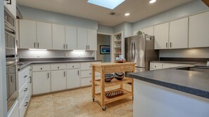 Fridge, microwave, oven, stovetop - MyStay at 1 Spanish Moss - Private Pool, Near Harbour Town & Beach & Bring Fido! (Hilton Head Island)