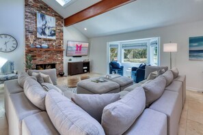 TV connectée, table de tennis de table, livres, chaîne hi-fi