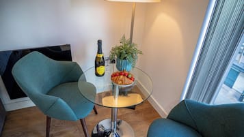 Classic Apartment, 1 King Bed, Non Smoking | In-room dining