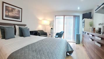 Classic Apartment, 1 King Bed, Non Smoking | Living area | Flat-screen TV