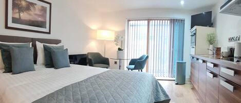 Classic-Apartment, 1 King-Bett, Nichtraucher | Wohnbereich | Flachbildfernseher