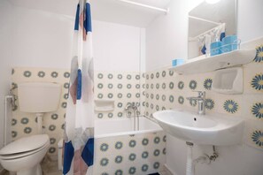 Hair dryer, towels, toilet paper - Neos Kosmos metro st 1 bedrm 3 pers flat by MPS (Athina)
