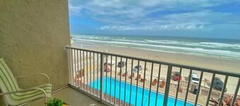 NEW Gorgeous Ocean Front Studio Private Balcony!