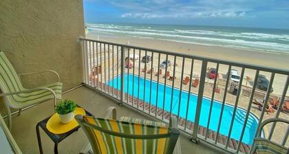 NEW Gorgeous Ocean Front Studio Private Balcony!