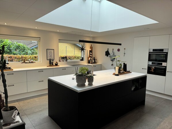 Een vaatwasser, een koffiezetapparaat/waterkoker