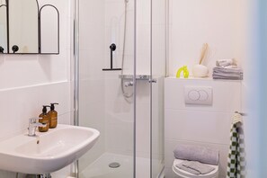 Douche, sèche-cheveux, serviettes fournies, savon