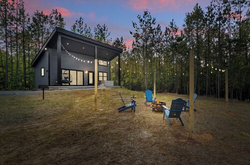 Charming 2-bedroom tiny home with hot tub, fire pit and nearby wineries. 