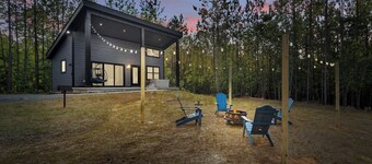 Charming 2-bedroom tiny home near wineries and hiking, with hot-tub. 
