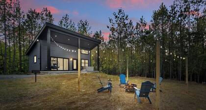 Charming 2-bedroom tiny home with hot tub, fire pit and nearby wineries.