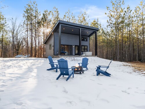 Charming 2-bedroom tiny home with hot tub, fire pit and nearby hiking.