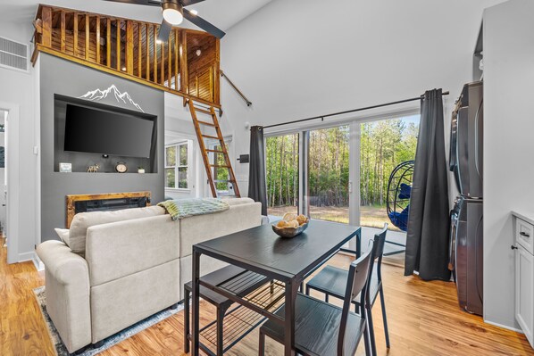 Smart TV, fireplace