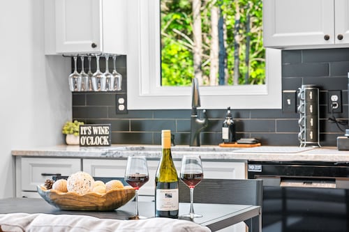 Charming 2-bedroom tiny home with hot tub, fire pit and nearby wineries. 