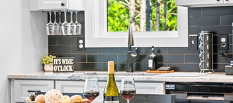 Charming 2-bedroom tiny home with hot tub, fire pit and nearby wineries. 