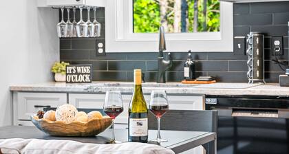 Charming 2-bedroom tiny home with hot tub, fire pit and nearby wineries.