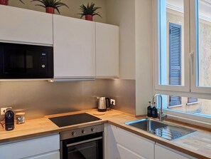 Kühlschrank, Mikrowelle, Ofen, Herdplatte