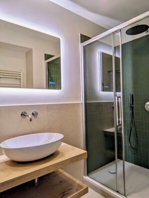 Dusche, Haartrockner, Bidet, Handtücher