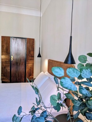 2 bedrooms, desk, iron/ironing board, free WiFi - Peaceful Roman Retreat (Roma)