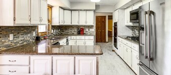 Spacious 6 bedroom house,  AC, fitness room in charming cove Bay Area