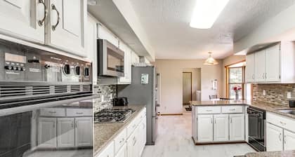 Spacious 4 bedroom house, AC, fitness room in charming cove Bay Area