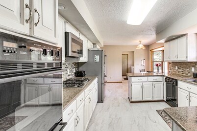 Spacious 4 bedroom house,  AC, fitness room in charming cove Bay Area