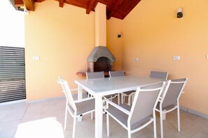 Vila, 3 quartos, piscina particular, vista para o jardim | Sala de jantar