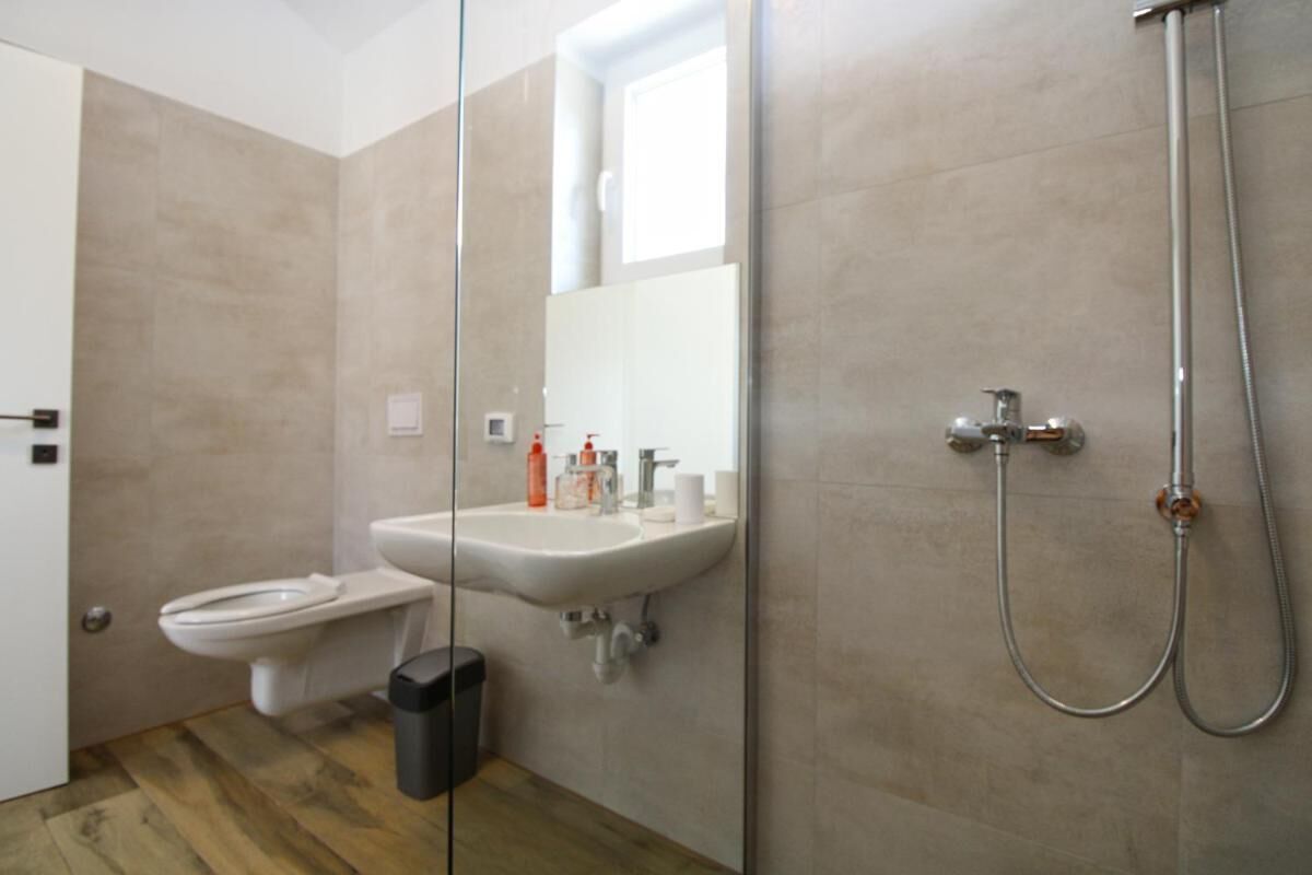 Ein Badezimmer mit Toilette, Waschbecken und Dusche.