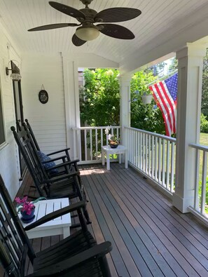 Terrace/patio - Spacious 5-bedroom house with AC - near downtown Tisbury (Tisbury)