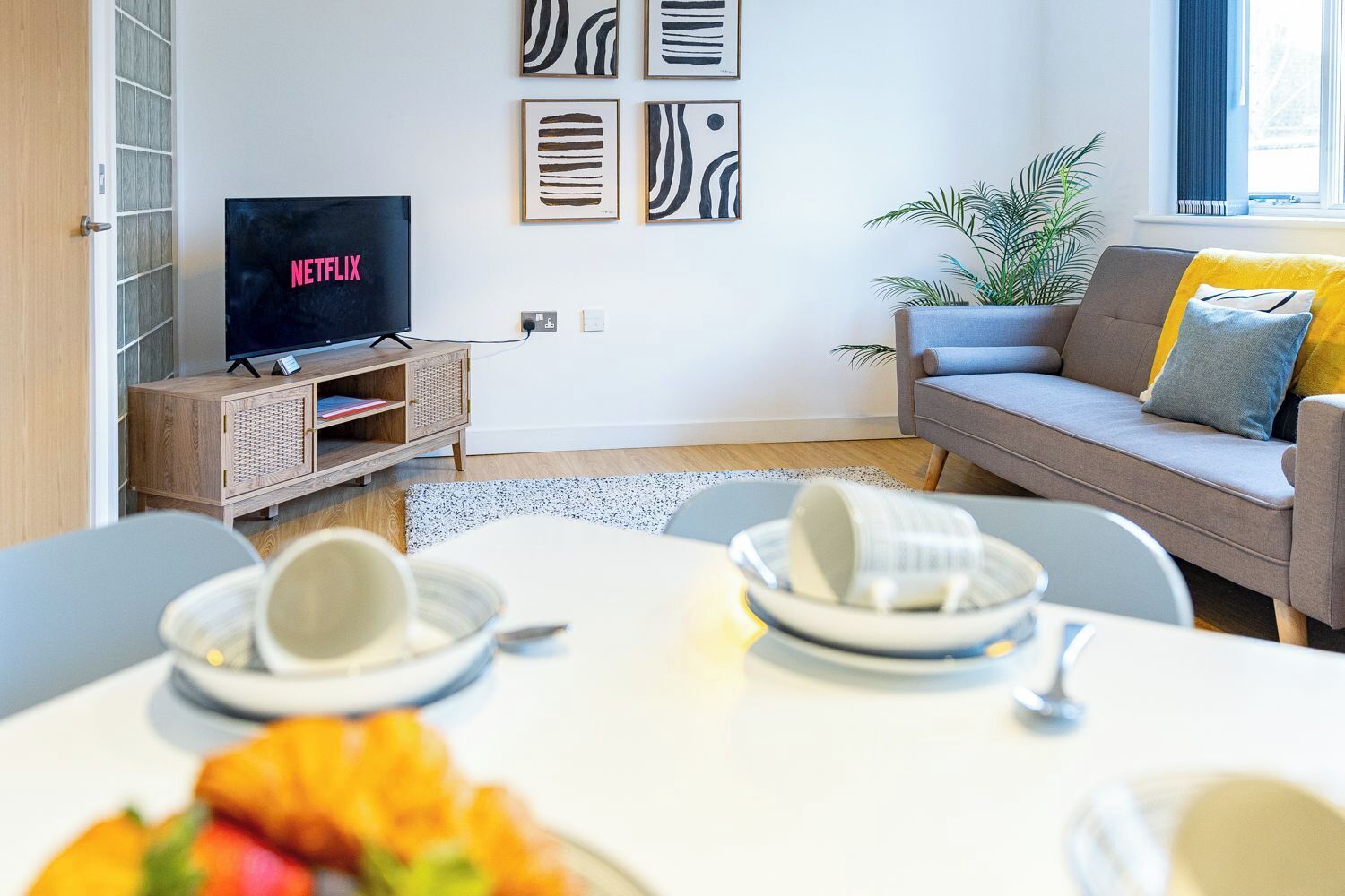 Klassiek appartement, 2 slaapkamers, niet-roken | Woonruimte | Flatscreentelevisie