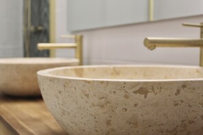 Dusj, hårføner, håndklær og såpe