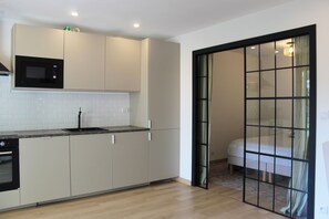 Kjøleskap, mikrobølgeovn, ovn og kokeplater