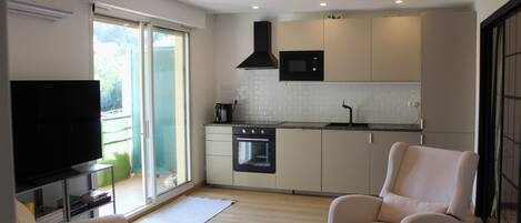 Kylskåp, mikrovågsugn, ugn och spishäll