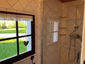Shower, hair dryer, towels, soap - Lovely Bourrine Vendéenne in its own green setting. (Saint-Hilaire-de-Riez)
